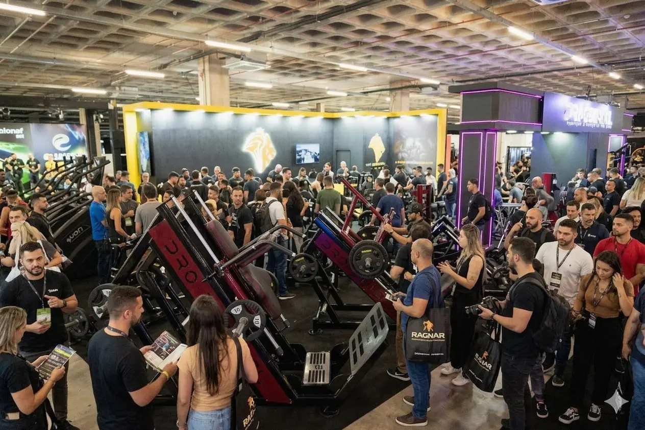 Corredor da feira do ENAF lotado de visitantes entre estandes de equipamentos